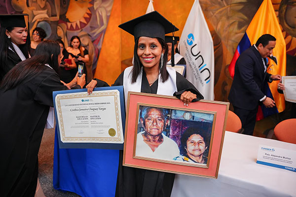 Awarding of degrees to UNIB scholarship recipients in Ecuador.